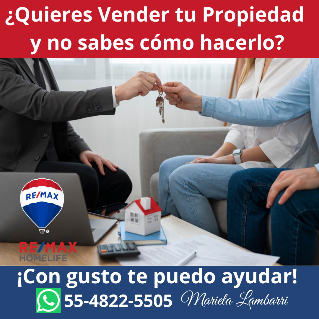 Asesor inmobiliario entregando las llaves de una propiedad a sus propietarios