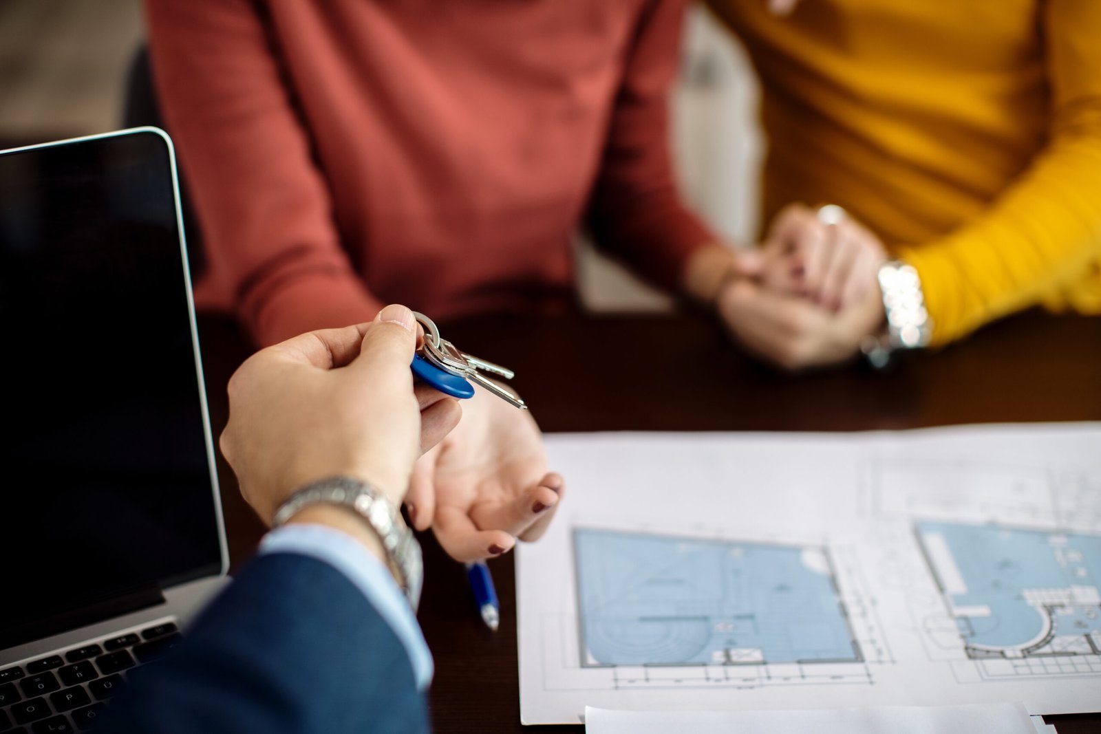 Entrega de llaves durante una operación inmobiliaria