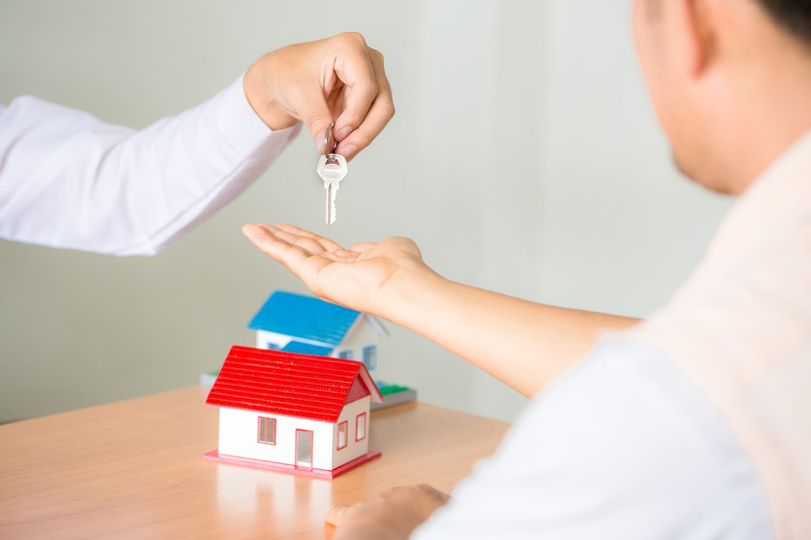 Entrega de llaves después de firmar un acuerdo inmobiliario
